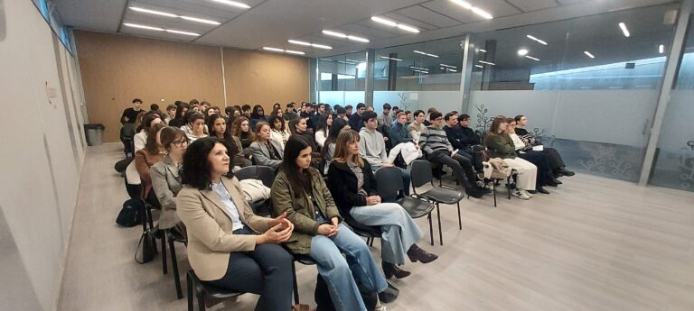 Lee más sobre el artículo Estudiantes de la UCLM presentan en la Cámara de Comercio sus planes comerciales basados en IA y nuevas tecnologías